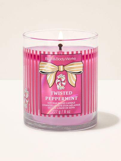 Lumânare parfumată Twisted Peppermint Bath & Body Works cu un fitil aprins și motiv de bomboană mentolată