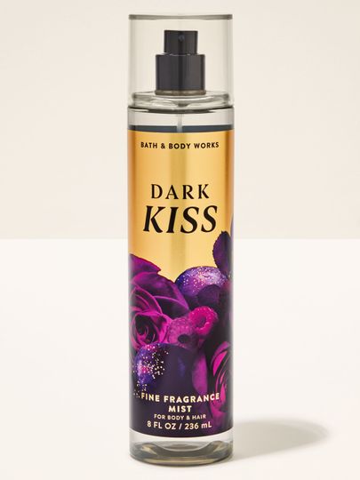 Spray-ul parfumat Dark Kiss într-un recipient elegant, creat pentru reîmprospătare zilnică și accent subtil al aromei.