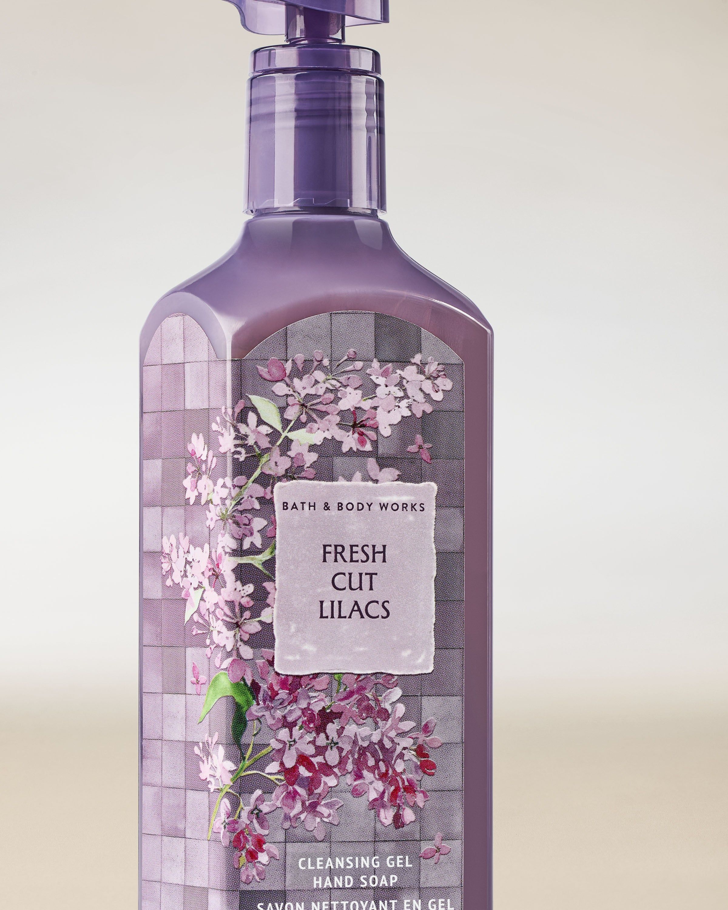 Gel pentru mâini Bath & Body Works Fresh Cut Lilacs 236 ml, în flacon violet cu motiv floral.