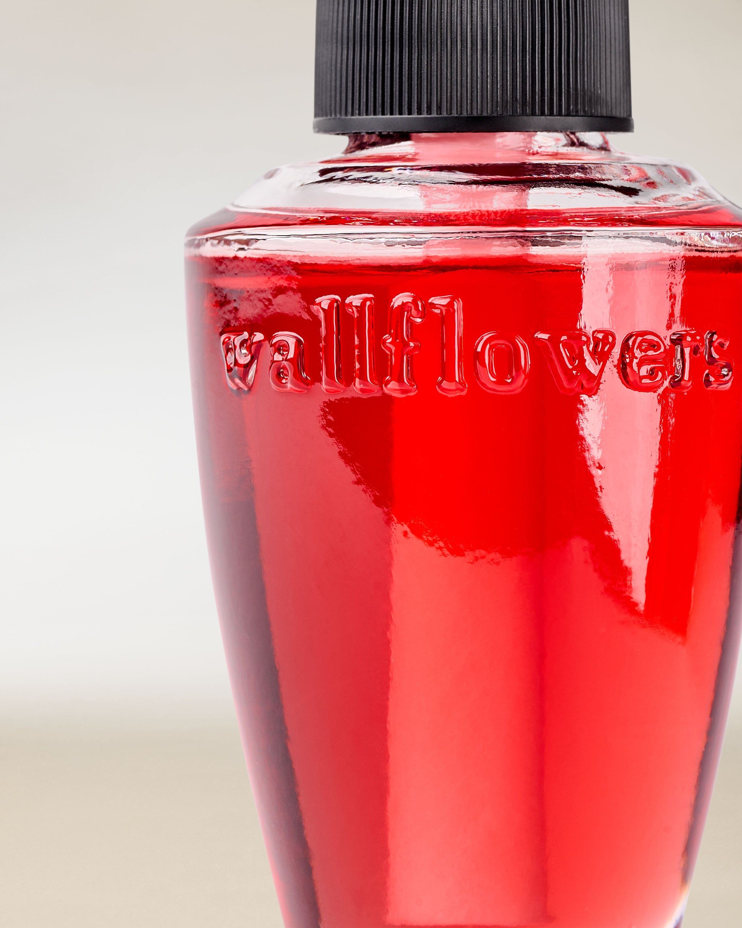 Rezerve Wallflowers Strawberry Lover – roșu intens și aromă proaspătă, fructată de căpșuni.