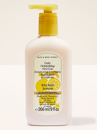 Săpunul pentru mâini Kitchen Lemon Bath & Body Works în flacon crem cu pompiță galbenă și etichetă citrică.