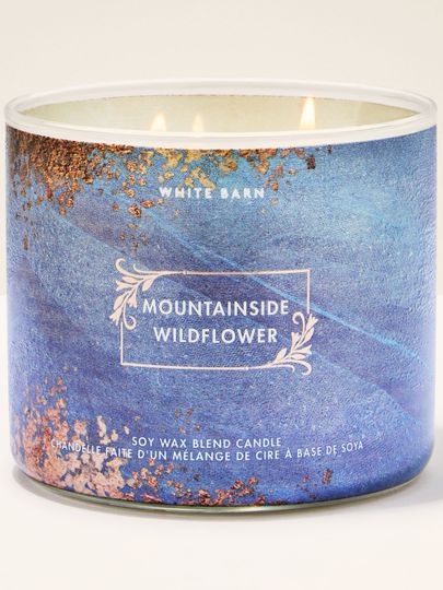 White Barn Mountainside Wildflower – lumânare cu 3 fitiluri în pahar albastru cu accente aurii, inspirată de florile sălbatice montane.