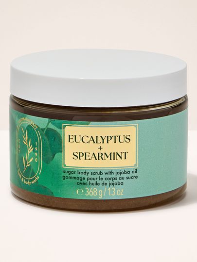 Exfoliant de corp "Eucalyptus + Spearmint" în borcan de sticlă, cu frunze de eucalipt pe etichetă. Bath & Body Works.