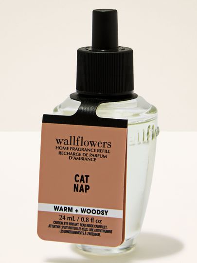Reumplere Wallflowers Cat Nap, aromă caldă și lemnoasă din colecția Warm + Woodsy, flacon 24 ml.