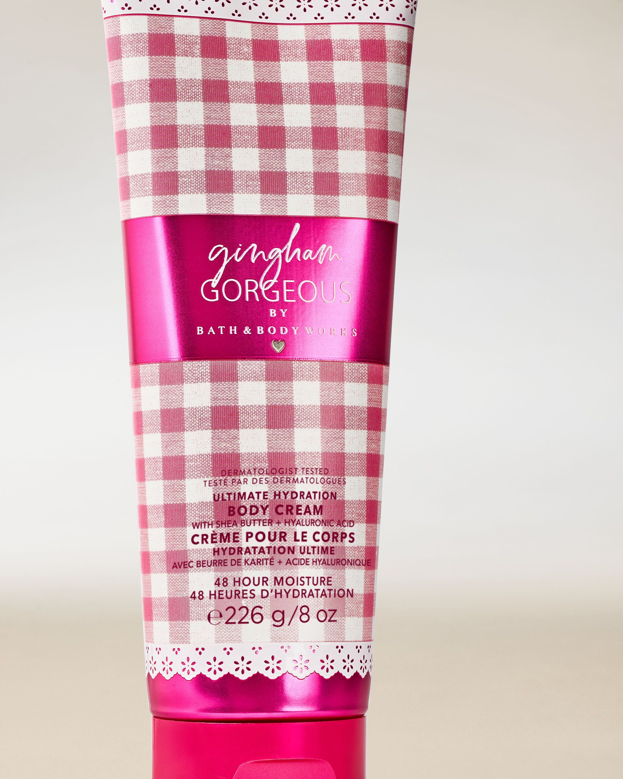 Cremă de corp Bath & Body Works Gingham Gorgeous 226 g, în tub roz cu model gingham clasic.