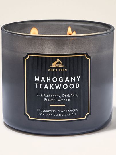 Lumânarea Mahogany Teakwood în recipient din sticlă, cu o aromă distinctă de lemn și note rafinate specifice colecției White Barn.