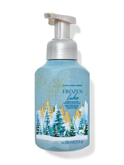 Pěnové mýdlo na ruce Frozen Lake ve světle modré lahvi se zimním vzorem vánočních stromků a sněhových vloček. Bath&Body Works.