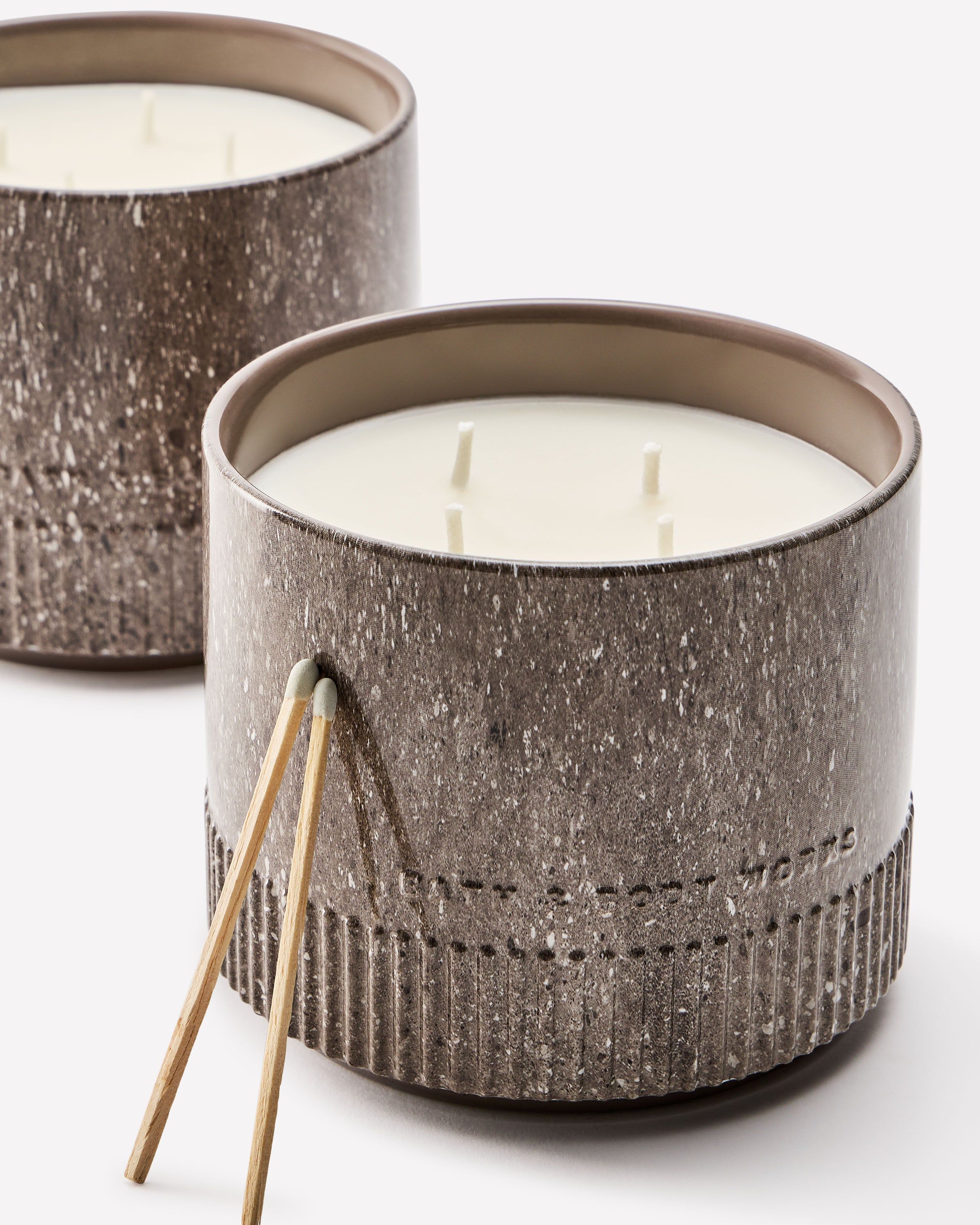 Lumânare parfumată Bath & Body Works cu 4 fitiluri într-un recipient ceramic