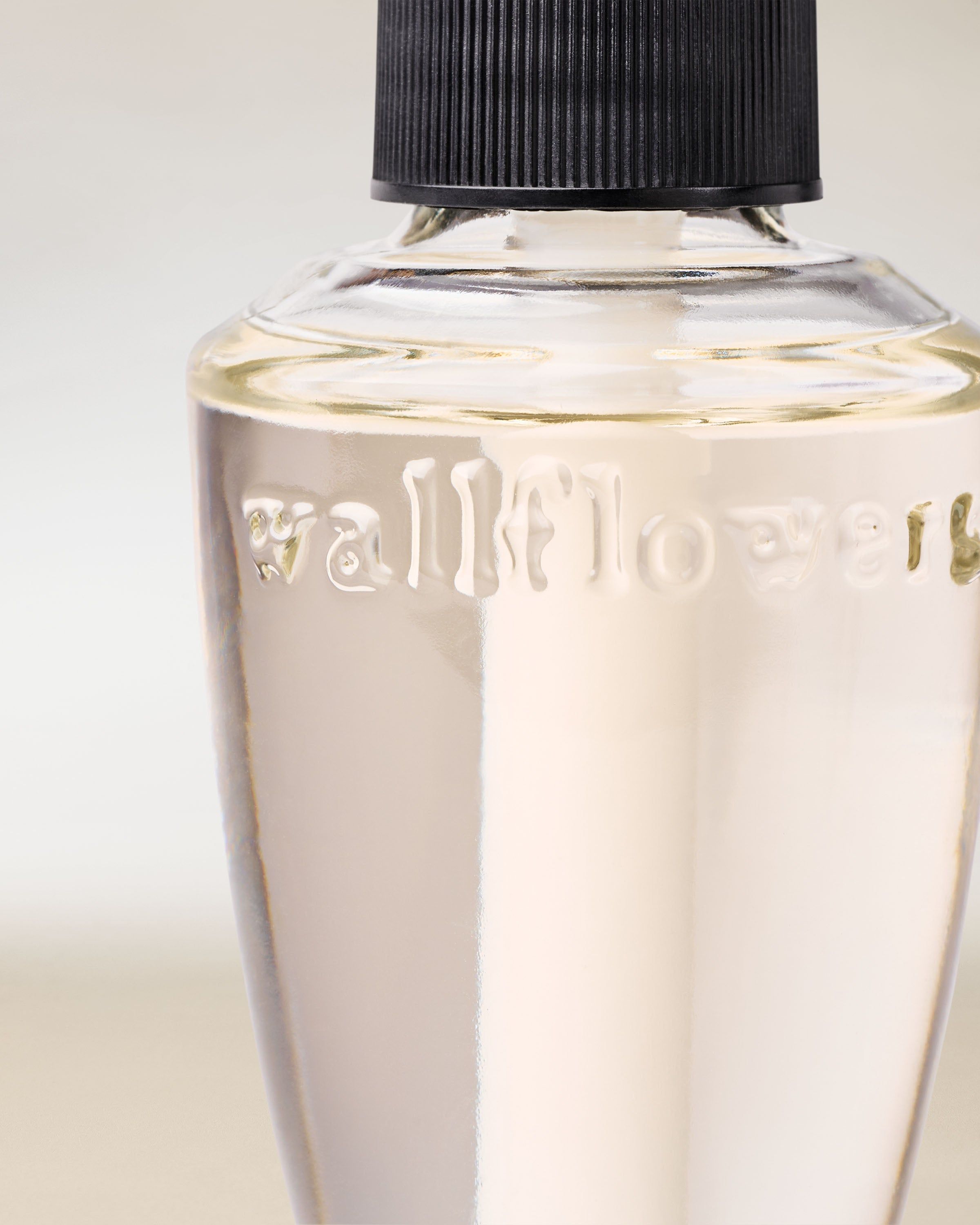Bath & Body Works Wallflowers – elegancki wkład zapachowy w przejrzystej buteleczce z wytłoczonym logo, idealny do odświeżenia wnętrza.