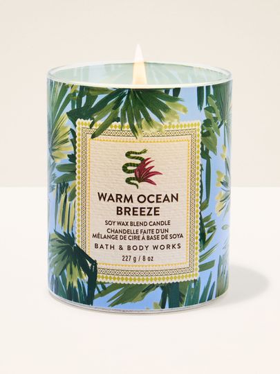 Lumânarea Warm Ocean Breeze cu un singur fitil și etichetă tropicală cu frunze – un accent proaspăt și estival.