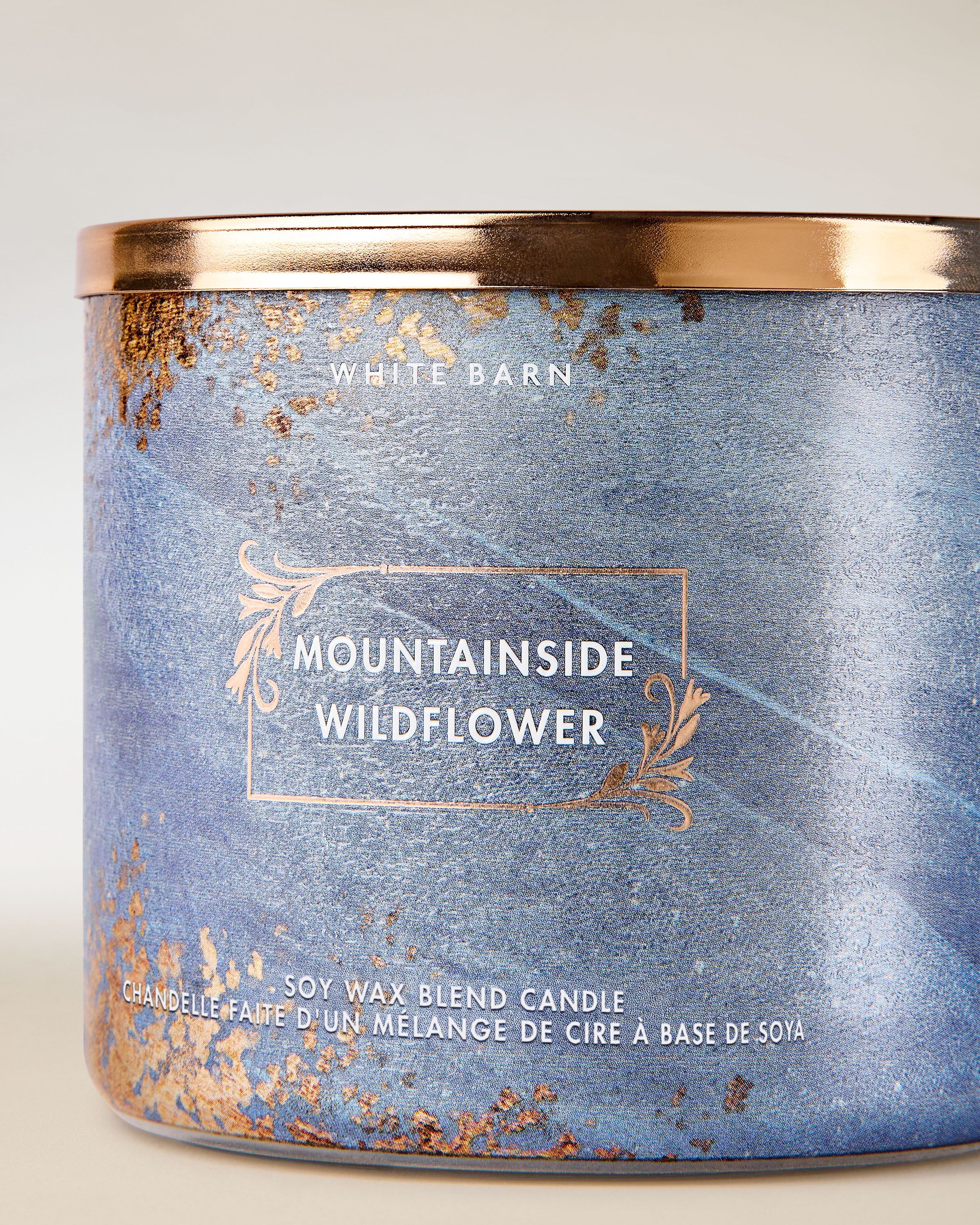 White Barn Mountainside Wildflower – lumânare cu 3 fitiluri în pahar albastru cu accente aurii, inspirată de florile sălbatice montane.