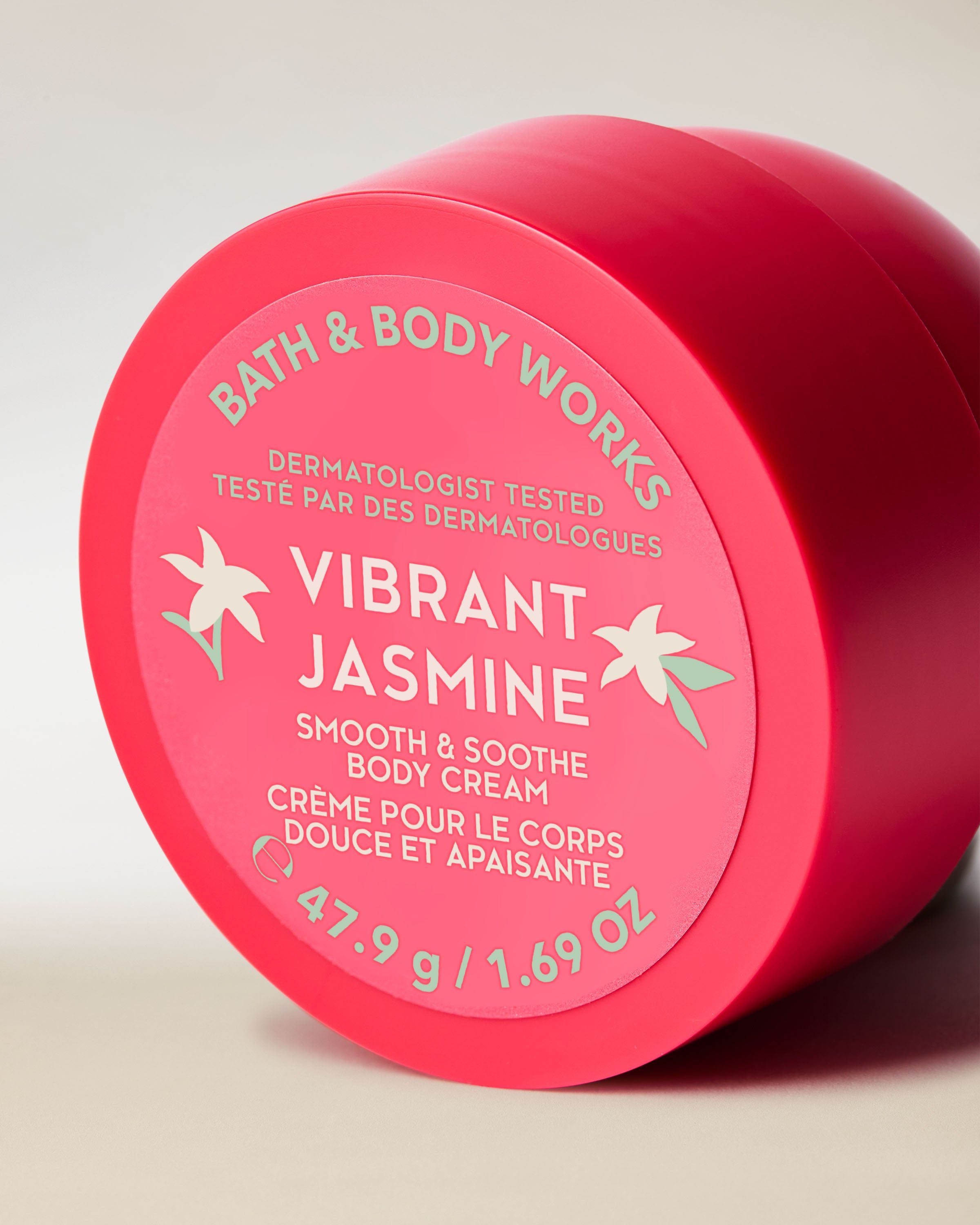 Cremă de corp Vibrant Jasmine în ambalaj roșu