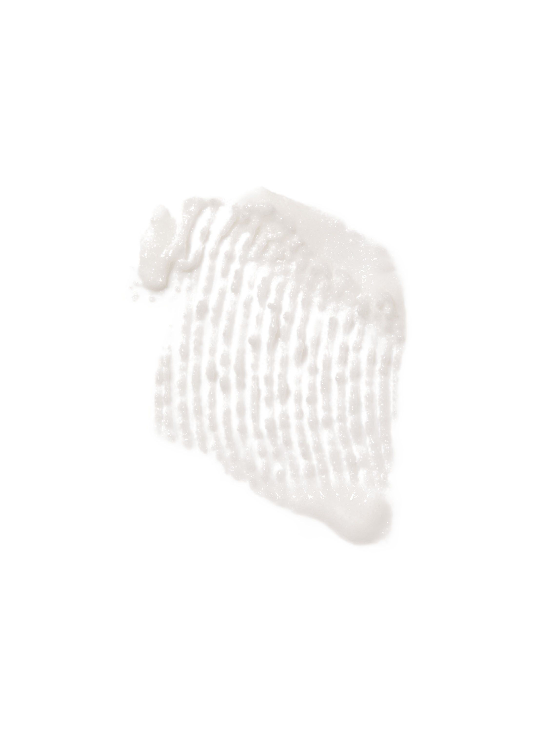 Swach de exfoliant cu zahăr întins pe fundal alb. Vizibile granule și textură cremoasă.