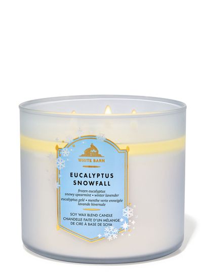 Vonná svíčka „Eucalyptus Snowfall“ v bílé matné nádobě s motivem sněhových vloček, Bath & Body Works.