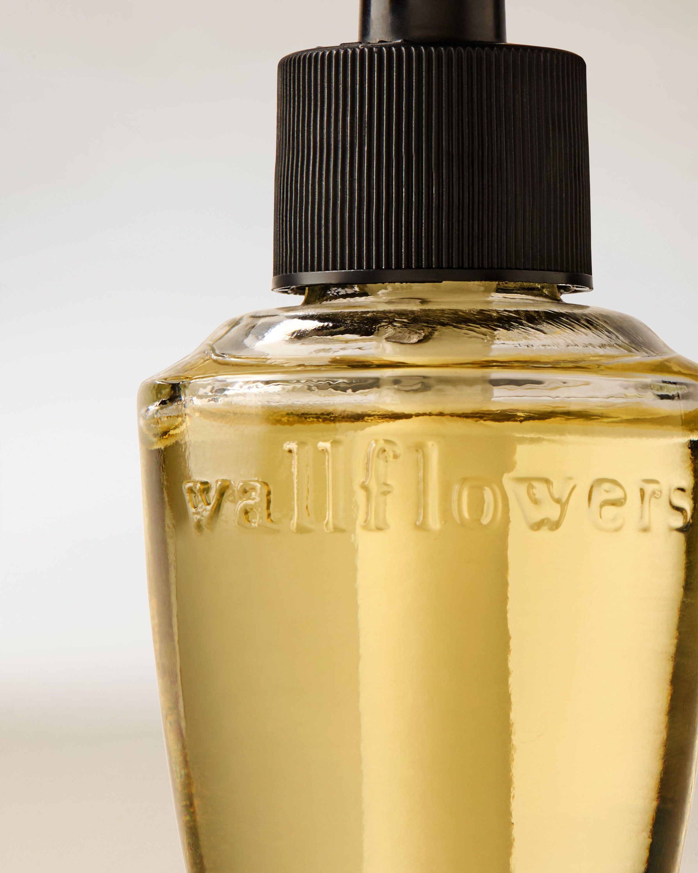 Reumplere Wallflowers aurie cu logo embosat — detaliu cald și elegant pentru casă.
