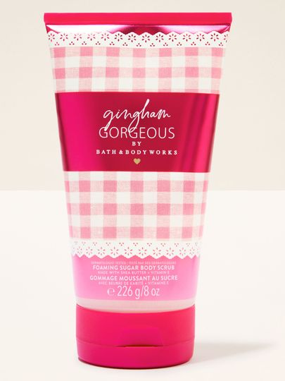 Scrub de corp cu zahăr Bath & Body Works Gingham Gorgeous, în tub roz cu model gingham.