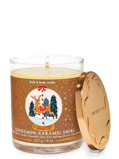 Vonné svíčky "Cinnamon Caramel Swirl" s etiketou zobrazující jelena v zimní sněhové kouli, Bath & Body Works.