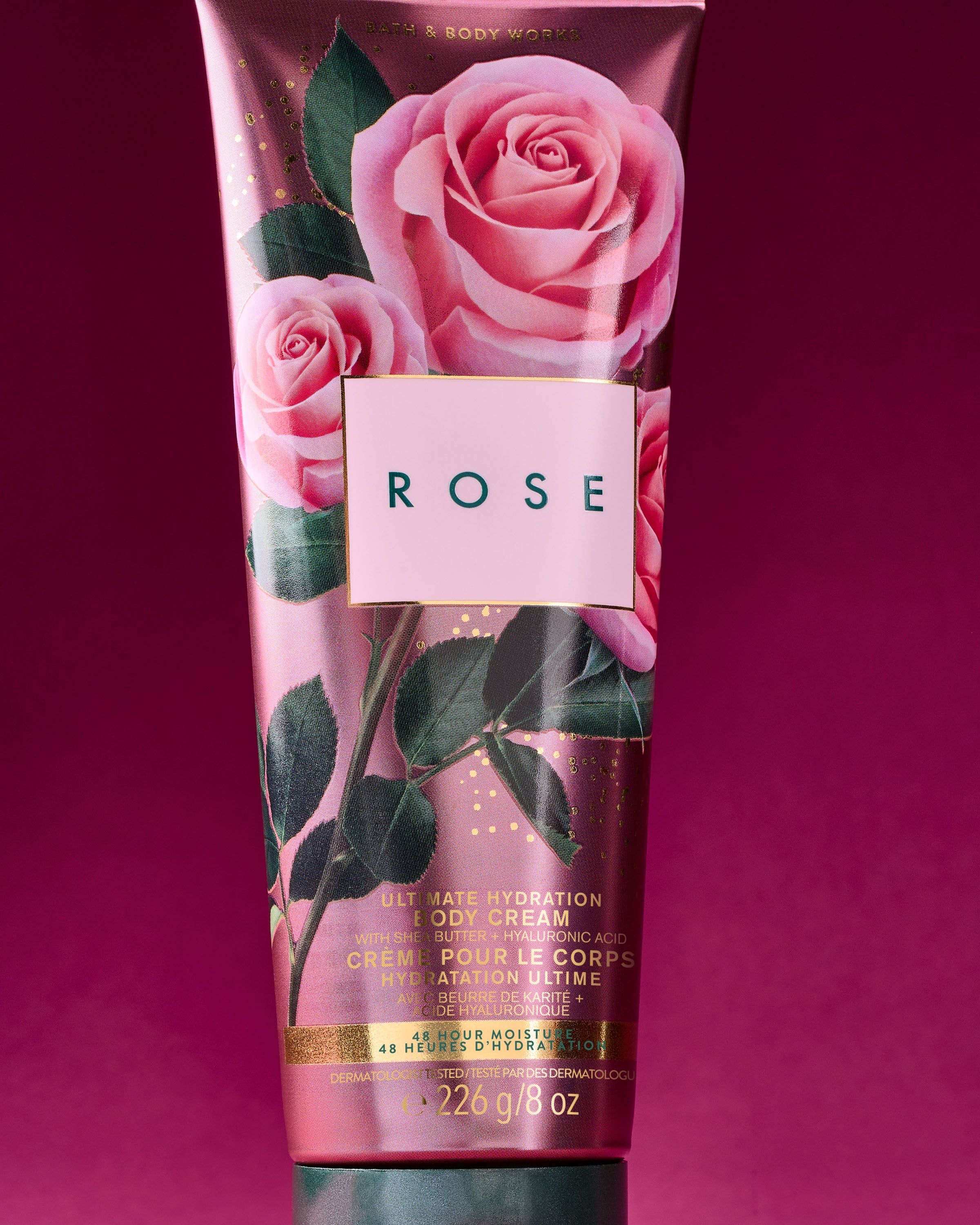 Cremă de corp ROSE Bath & Body Works în tub roz metalizat cu trandafiri – eleganță clasică și proaspătă.