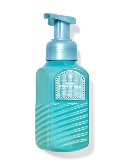 Pěnové mýdlo na ruce Fresh Sparkling Snow ve světle modré lahvi se štítkem se sněhovými vločkami. Bath&Body Works.