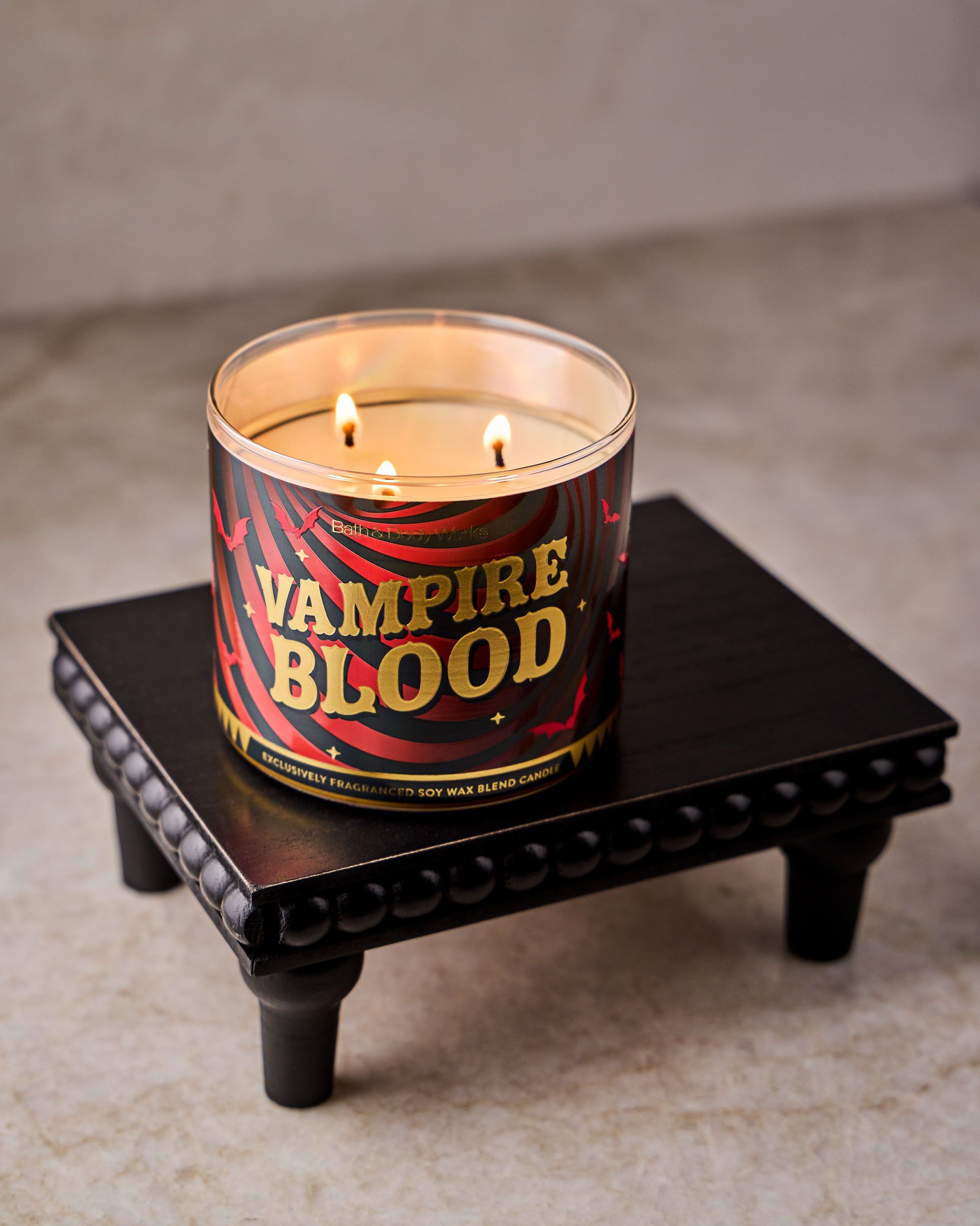 Lumânare parfumată Bath & Body Works Vampire Blood într-un borcan decorativ cu capac negru