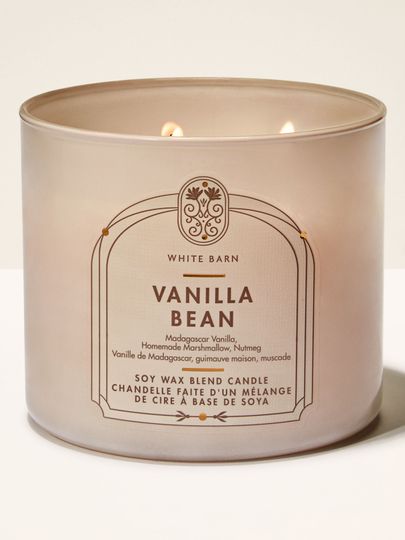 Lumânare aprinsă Vanilla Bean White Barn în borcan bej cu etichetă elegantă