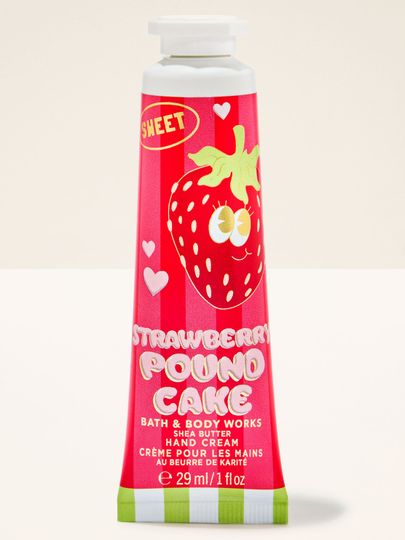 Cremă pentru mâini Strawberry Pound Cake Bath & Body Works cu motiv de căpșună și inimioare roz