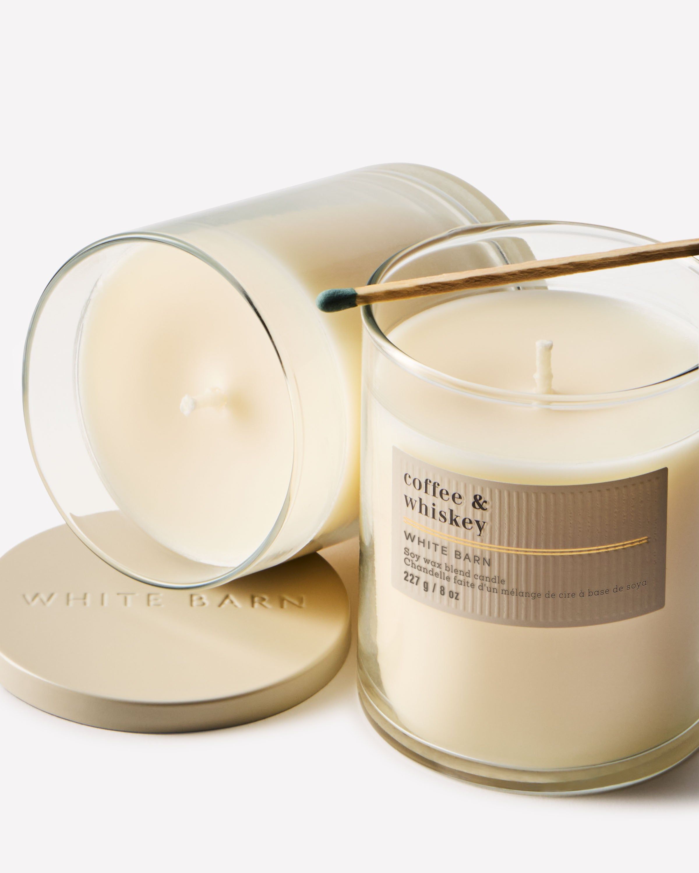Lumânare parfumată White Barn Coffee & Whiskey în recipient din sticlă, 227 g