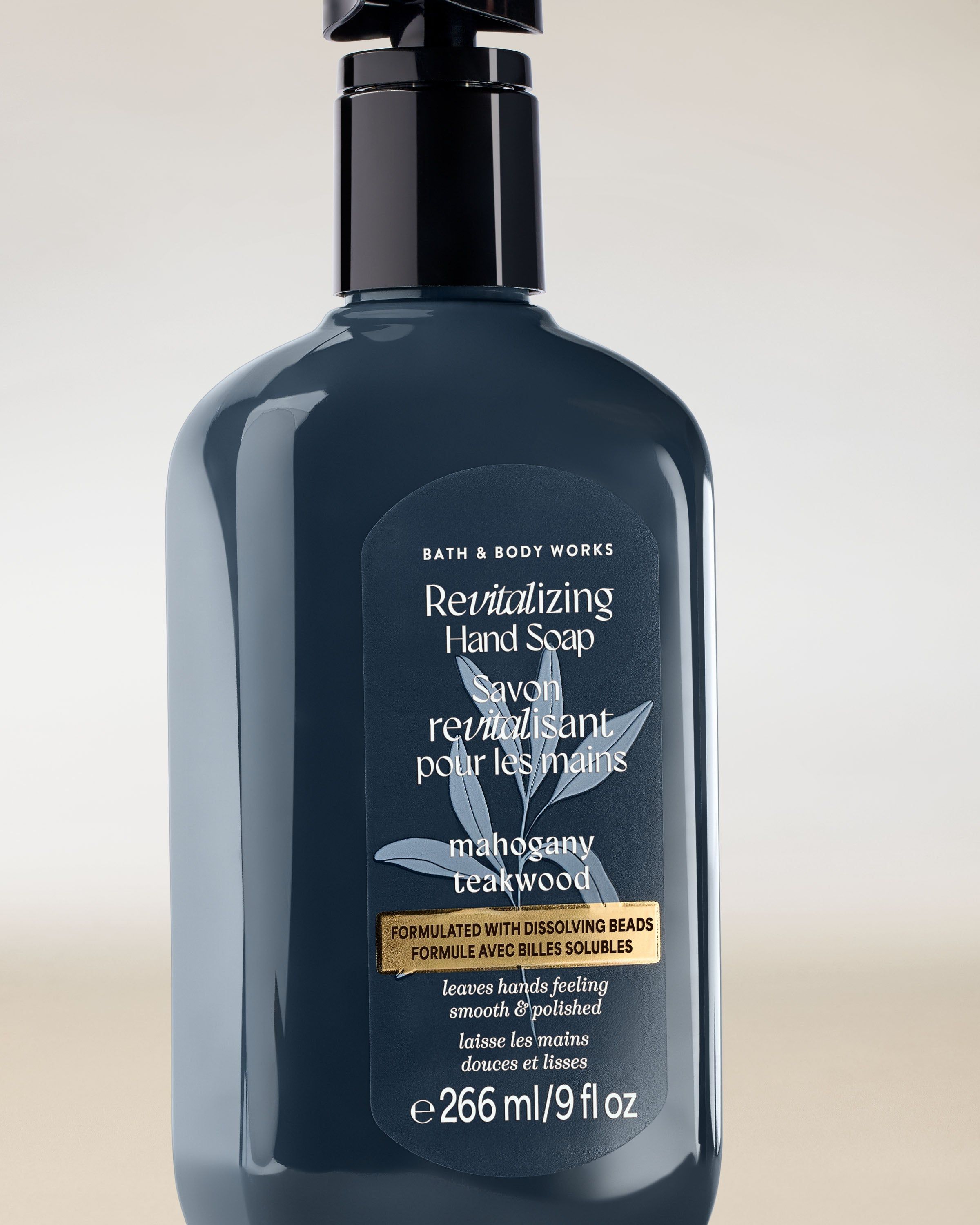 Gel pentru mâini Bath & Body Works Mahogany Teakwood 266 ml, în flacon gri închis cu pompă.