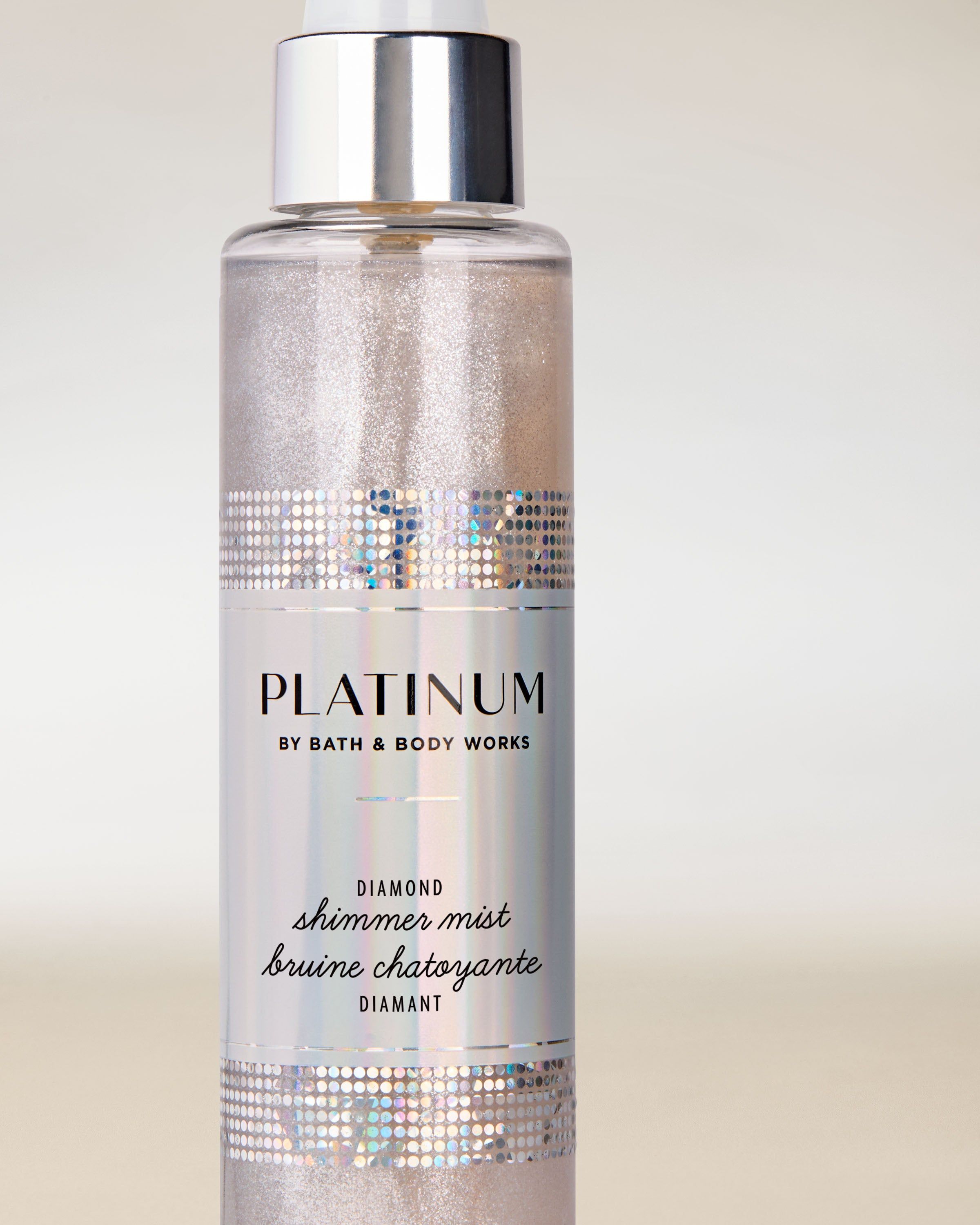 Spray strălucitor Bath & Body Works Platinum Diamond Shimmer Mist în sticlă argintie, 145 ml.