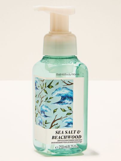 Săpun spumant „Sea Salt & Beachwood” în flacon mentă, cu etichetă inspirată de valuri.