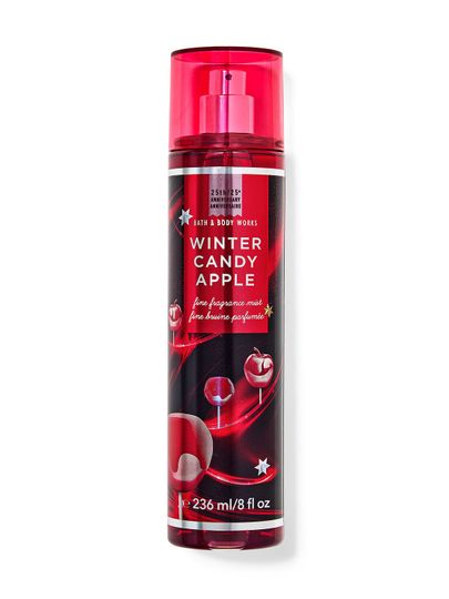 Voňavý sprej "Winter Candy Apple" v červeném obalu s motivem jablek, vytvořený k 25. výročí. Bath & Body Works.