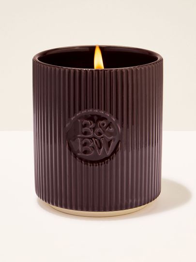 Lumânare Bath & Body Works în suport ceramic maro închis, cu textură striată.