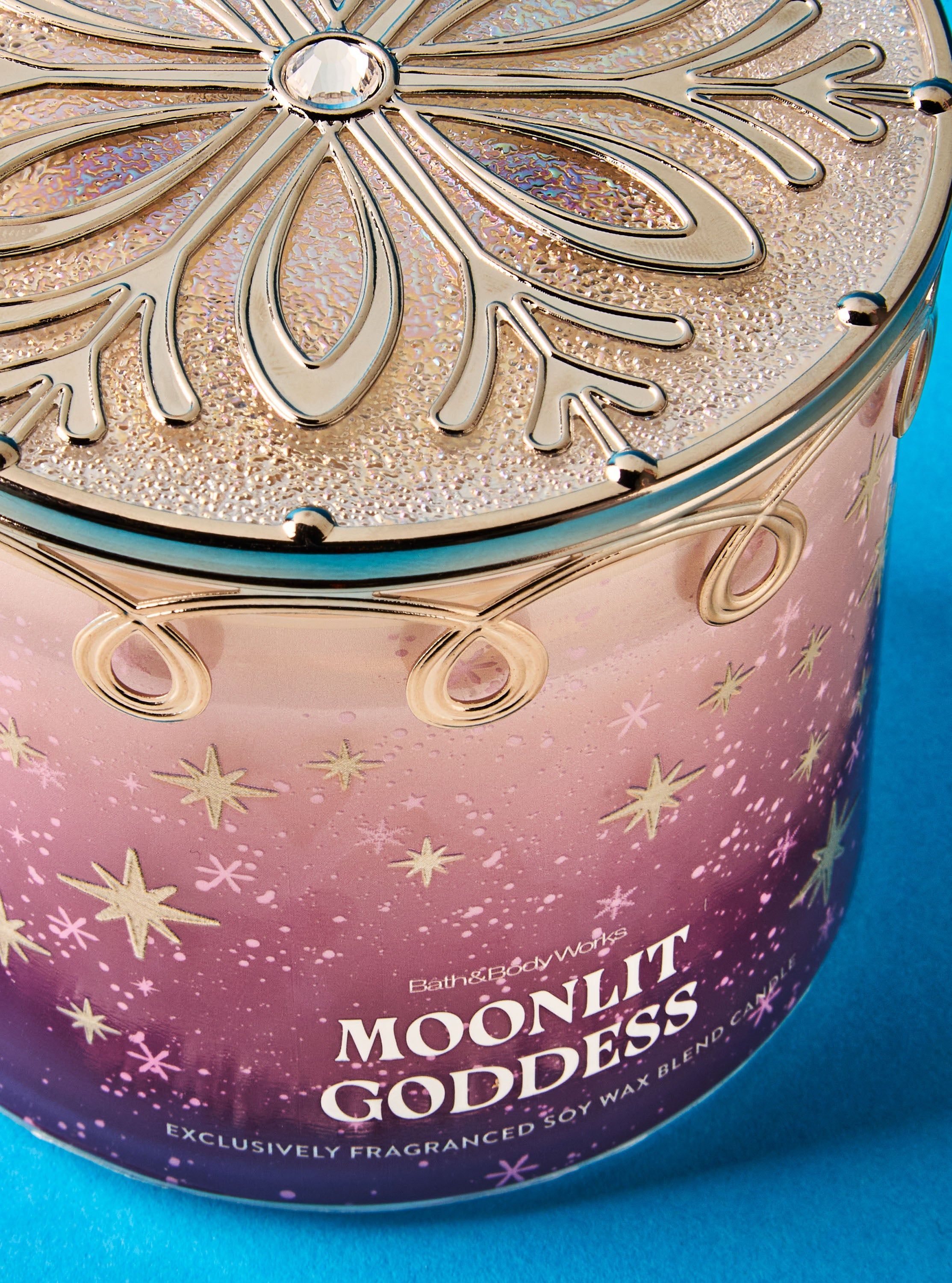 Lumânare parfumată Moonlit Goddess Bath & Body Works cu capac metalic decorativ
