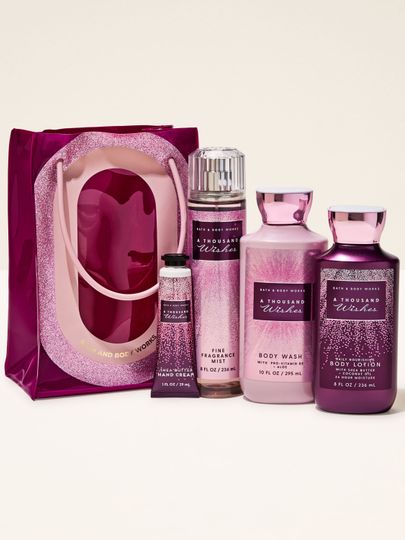 Setul A Thousand Wishes Bath & Body Works în ambalaj roz strălucitor, perfect pentru cadouri.