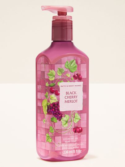 Gel pentru mâini Bath & Body Works Black Cherry Merlot 236 ml, în flacon roz‑vișiniu cu motiv de cireșe.