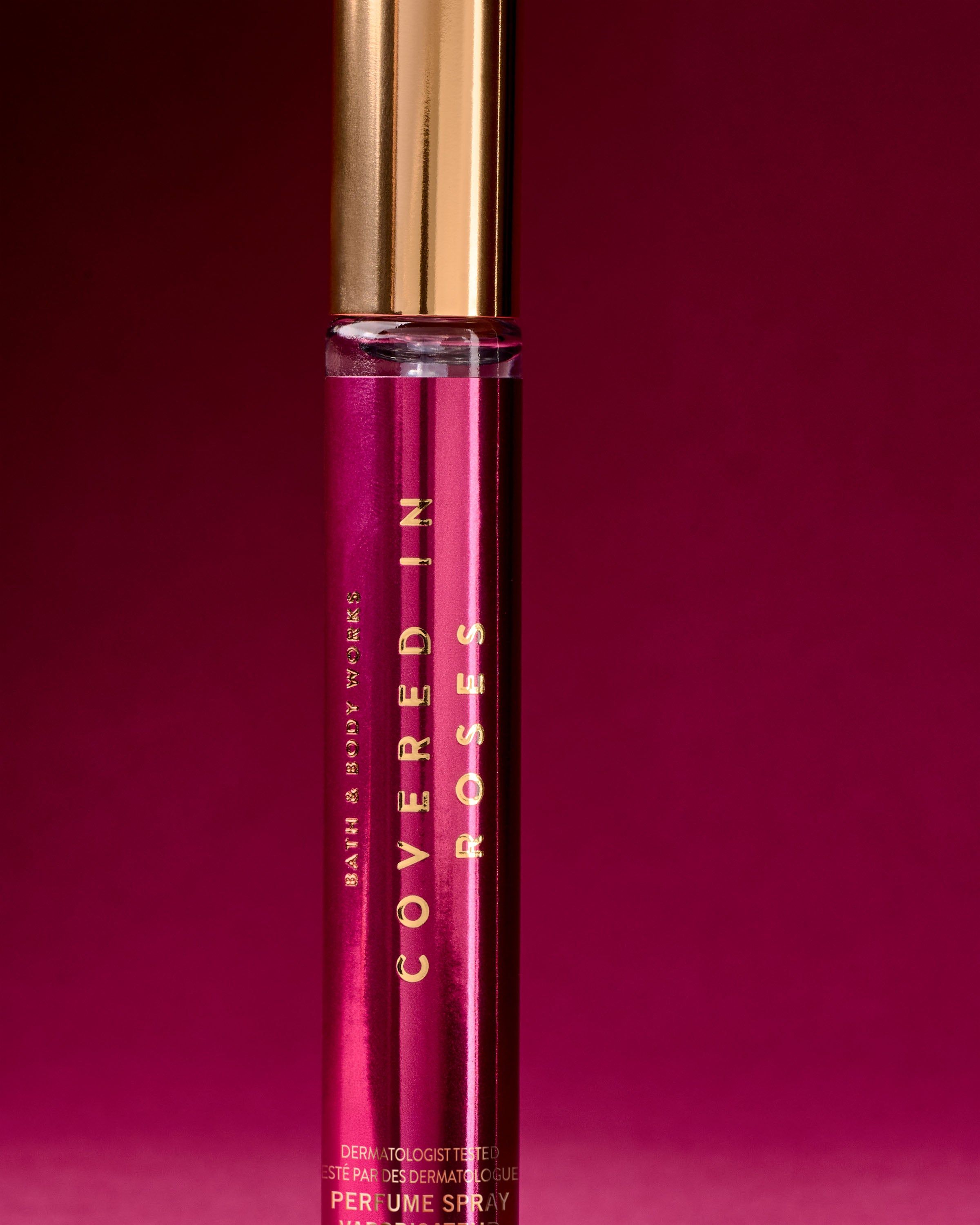 Bath & Body Works Covered in Roses – spray parfumat roz metalizat cu detalii aurii elegante.