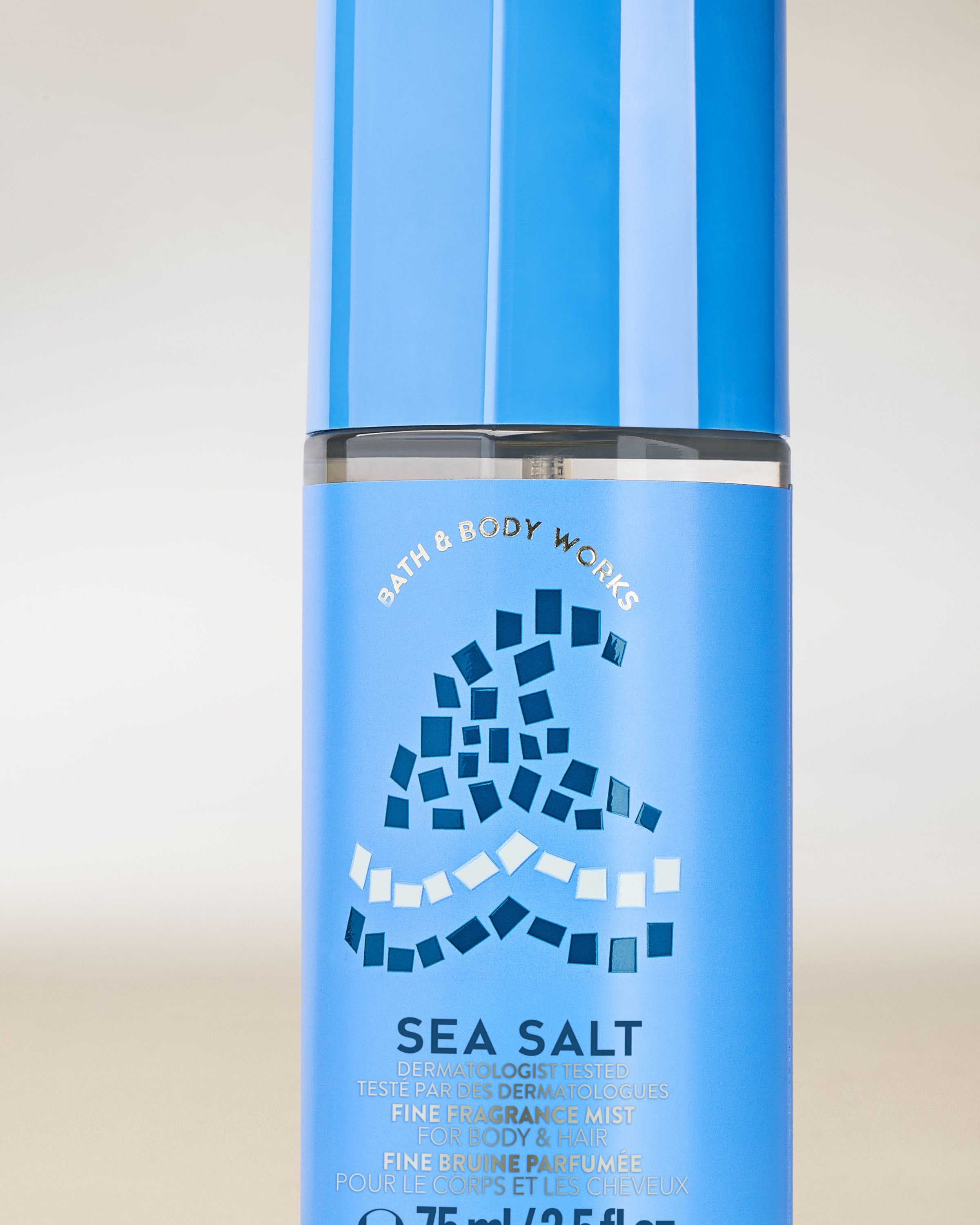 Ceață parfumată pentru corp și păr Sea Salt într‑o sticlă albastră