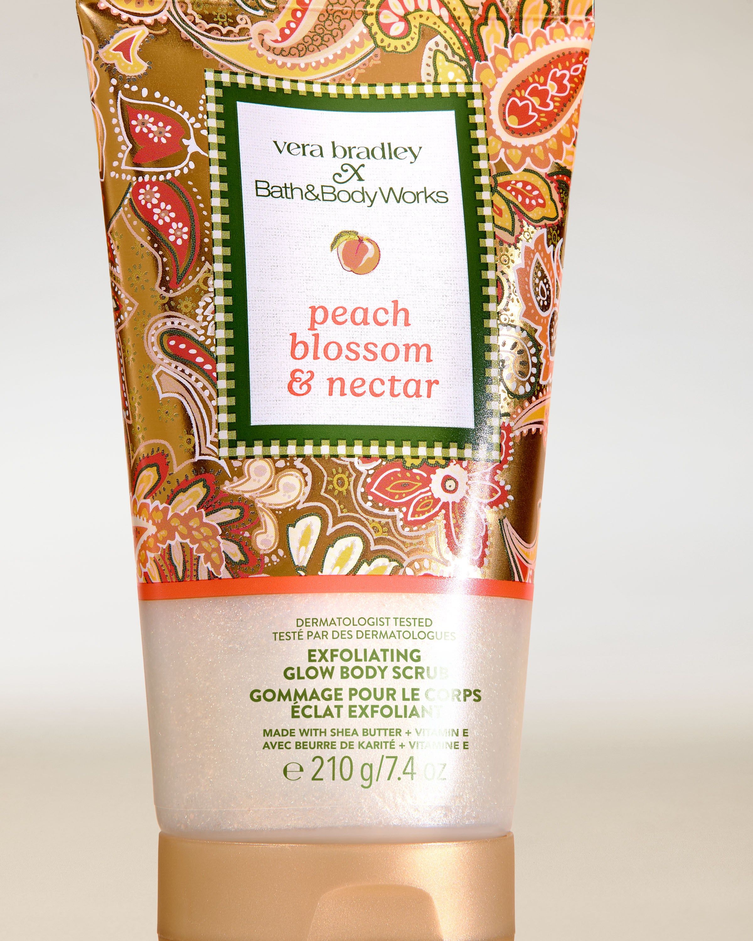 Bath & Body Works Peach Blossom & Nectar – scrub de corp într-un tub cu design decorativ, floral‑fructat.