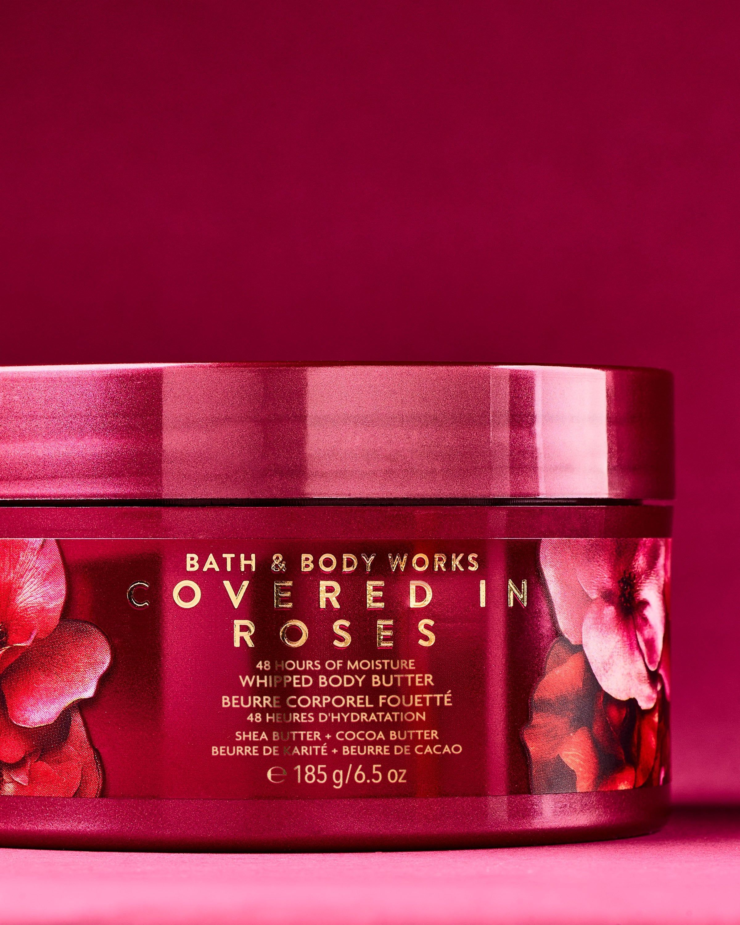 Bath & Body Works Covered in Roses – unt de corp roșu cu trandafiri și hidratare intensă.