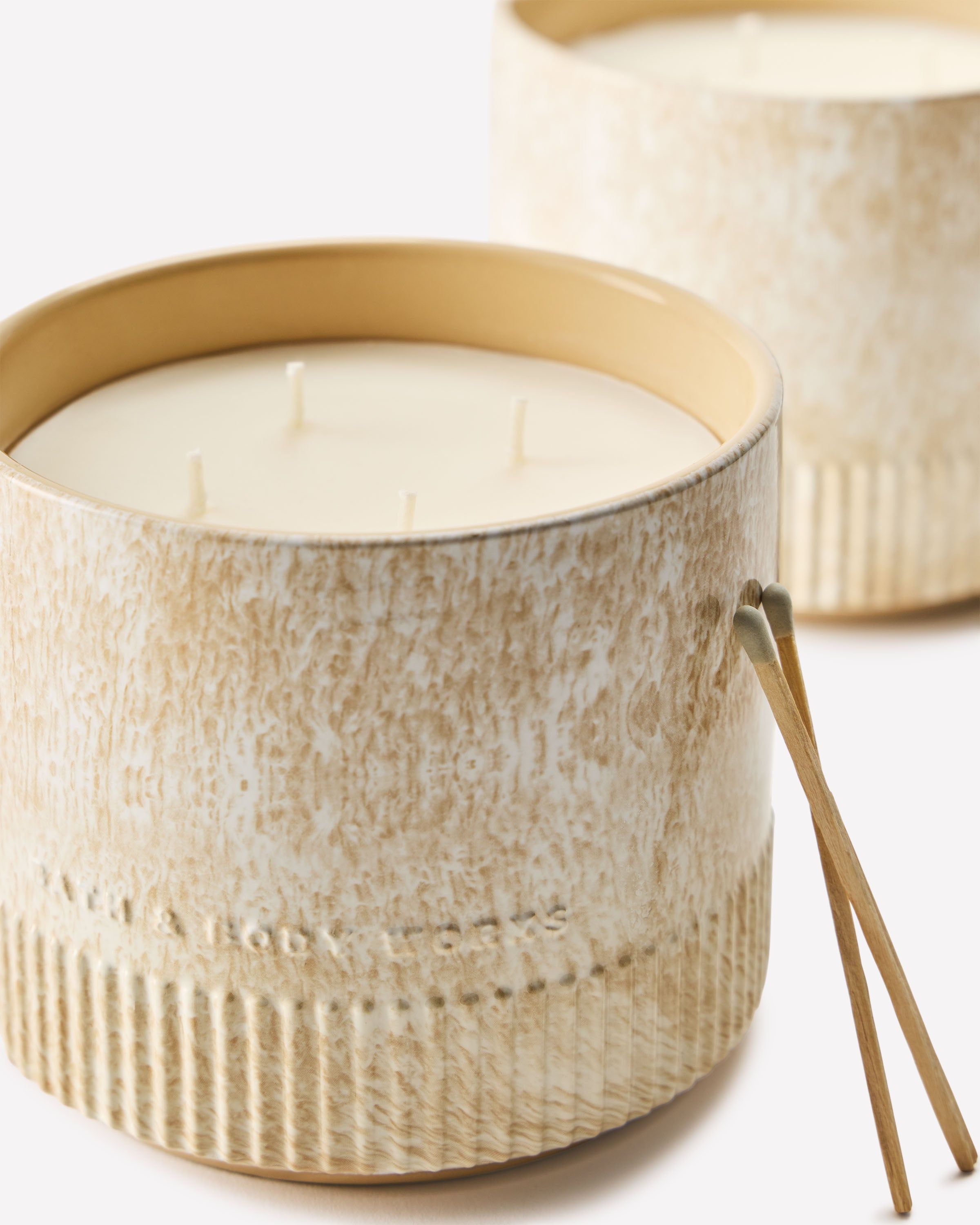 Lumânare parfumată Bath & Body Works cu 4 fitiluri într-un recipient ceramic