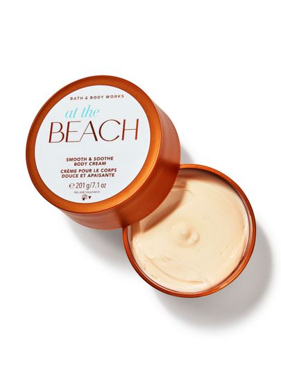 Cremă de corp Bath&Body Works At the Beach. Borcan rotund, portocaliu-maroniu, cu o etichetă albă cu inscripții.