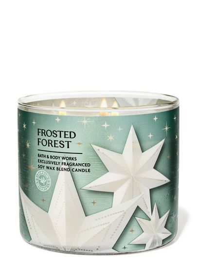 Svíčka „Frosted Forest“ ve skleněné nádobě se světle modrou etiketou a trojrozměrnými hvězdami, Bath & Body Works.