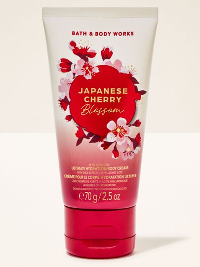 Cremă de corp Bath & Body Works "Japanese Cherry Blossom" în tub cu gradient alb-roșu și flori.