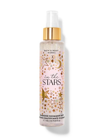 Třpytivý sprej "In the Stars" s částečkami třpytek a motivem zlatých hvězd a měsíce. Bath & Body Works.