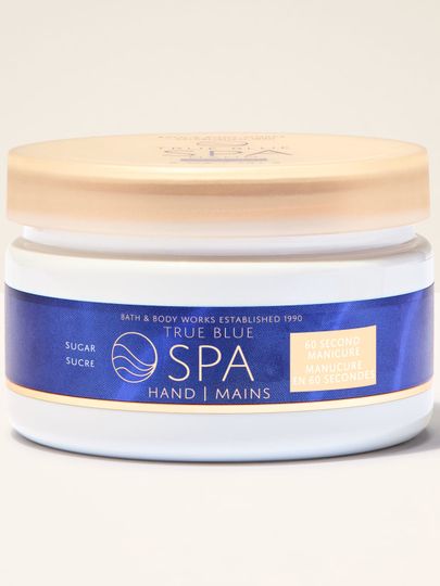 Exfoliant de mâini Bath&Body Works True Blue Spa. Borcan alb cu capac auriu și etichetă albastră cu inscripții.