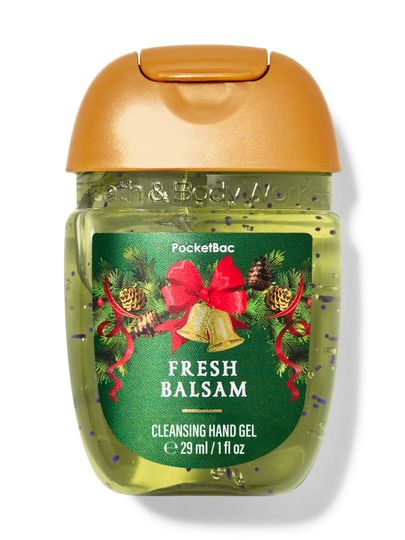 Cestovní čisticí gel na ruce „Fresh Balsam“ v zeleném obalu s mašlí, zvonky a šiškami. Bath & Body Works.
