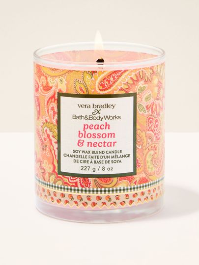 Bath & Body Works Peach Blossom & Nectar – lumânare parfumată din ceară de soia, în recipient decorat, fitil aprins.