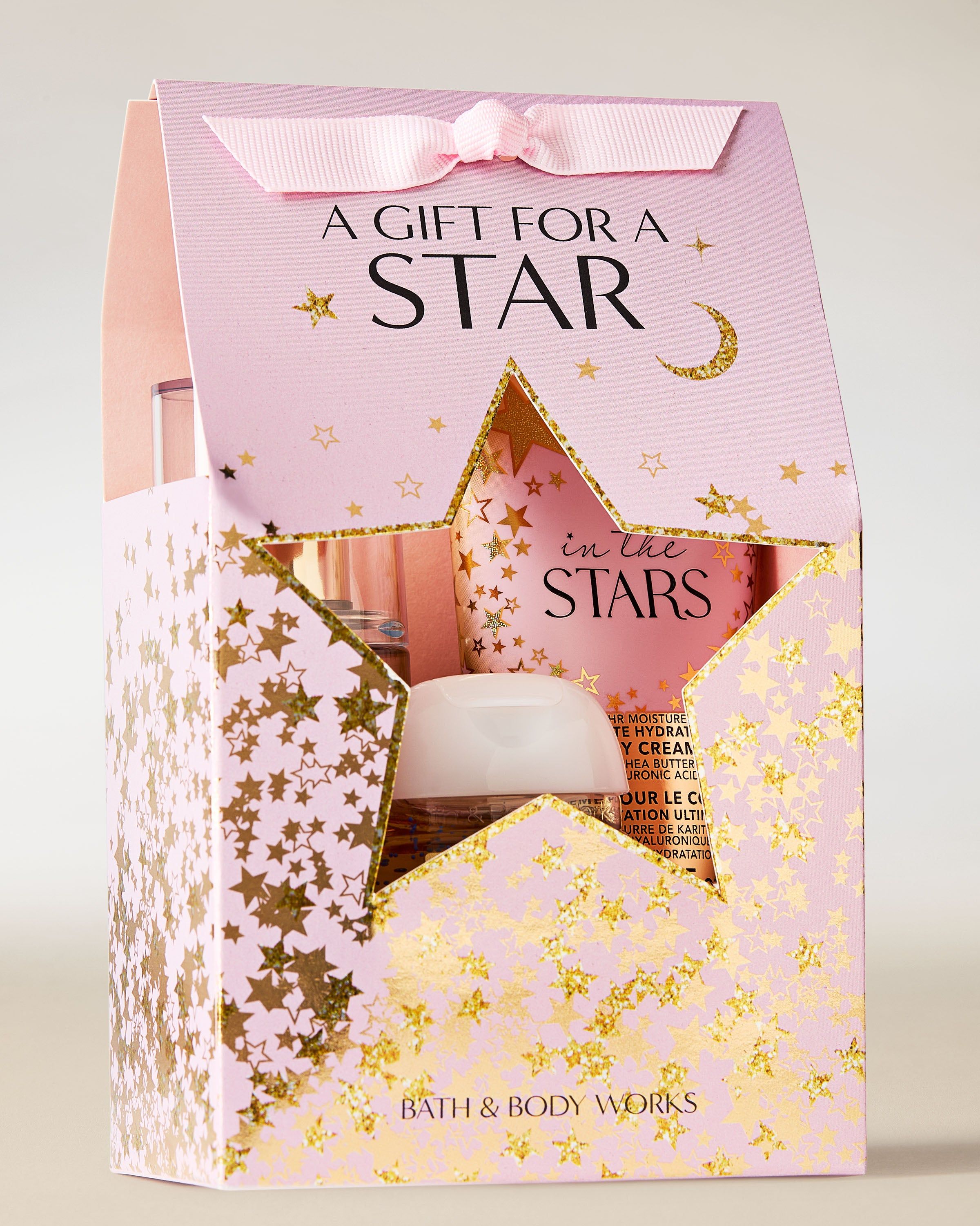 Ambalajul setului In the Stars de la Bath & Body Works în design roz‑auriu cu stele și decupaj în formă de stea.
