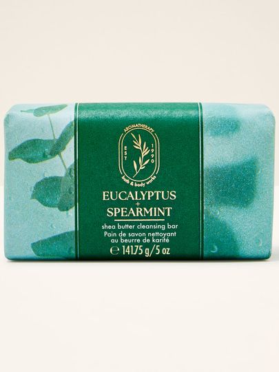 Săpun solid cu unt de Shea Bath & Body Works "Eucalyptus + Spearmint" în ambalaj verde.