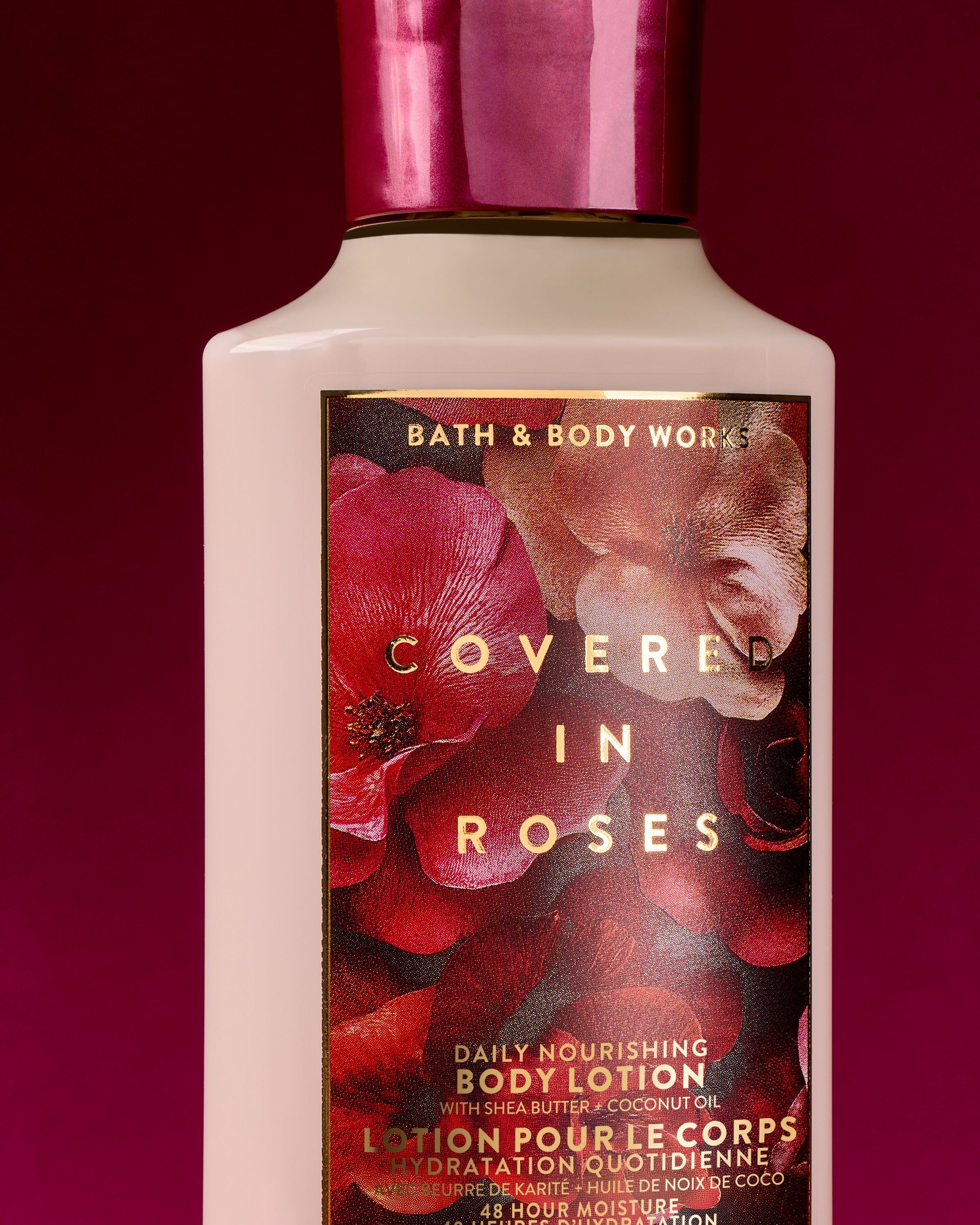 Bath & Body Works Covered in Roses – loțiune florală în sticlă crem, pe fundal bordo.